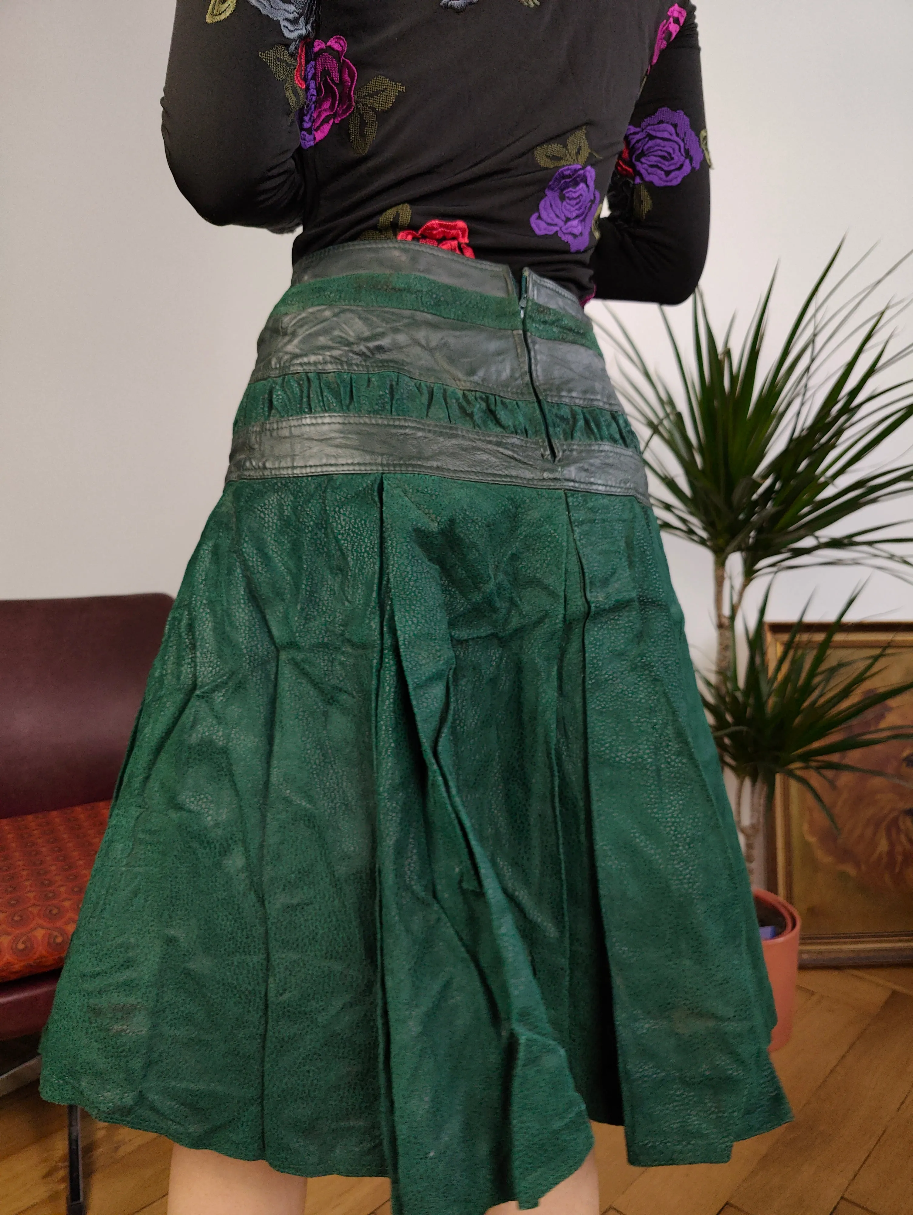 The Leather Green Suede Skirt | Vintage genuine leather tiered midi skirt IT42 XS