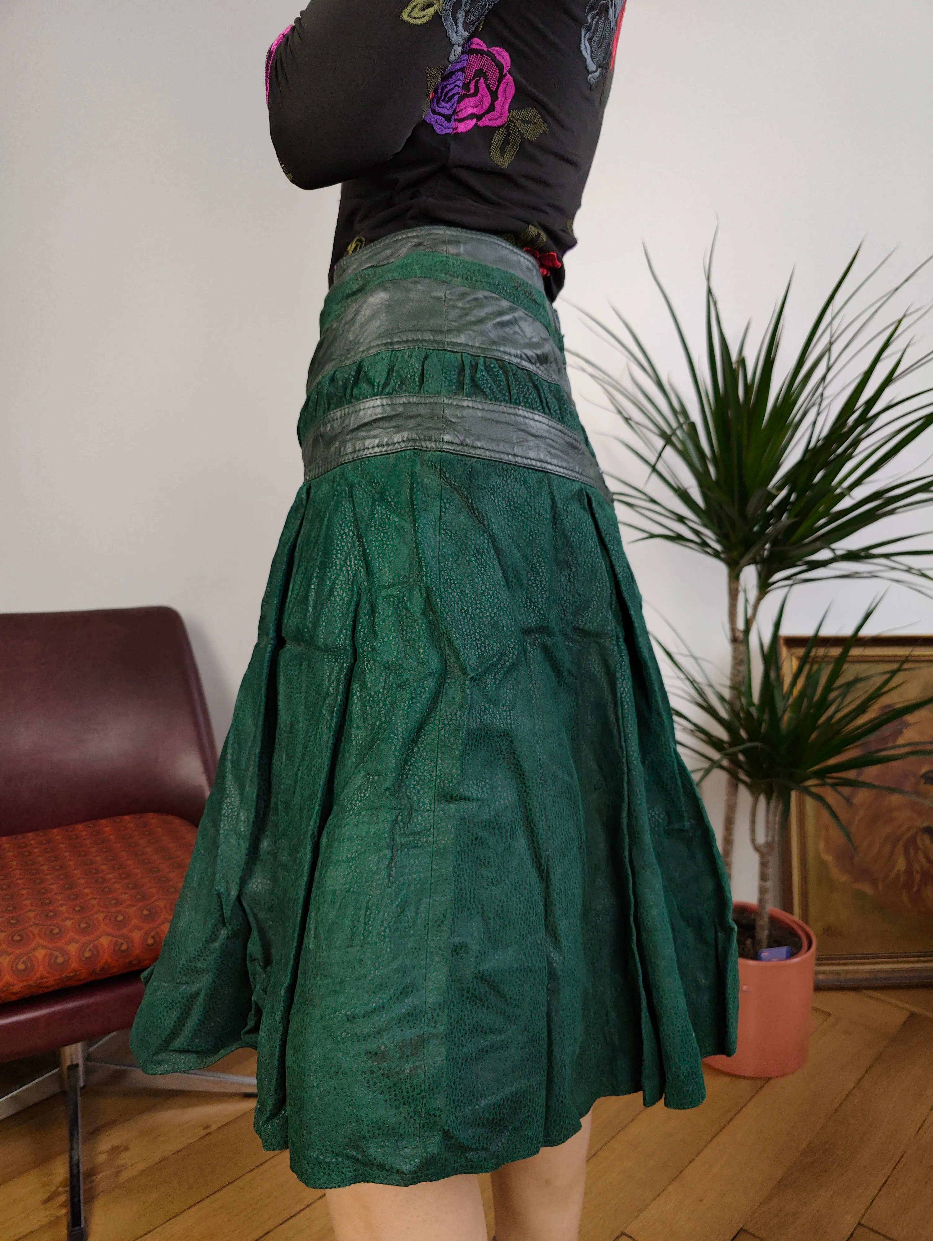 The Leather Green Suede Skirt | Vintage genuine leather tiered midi skirt IT42 XS